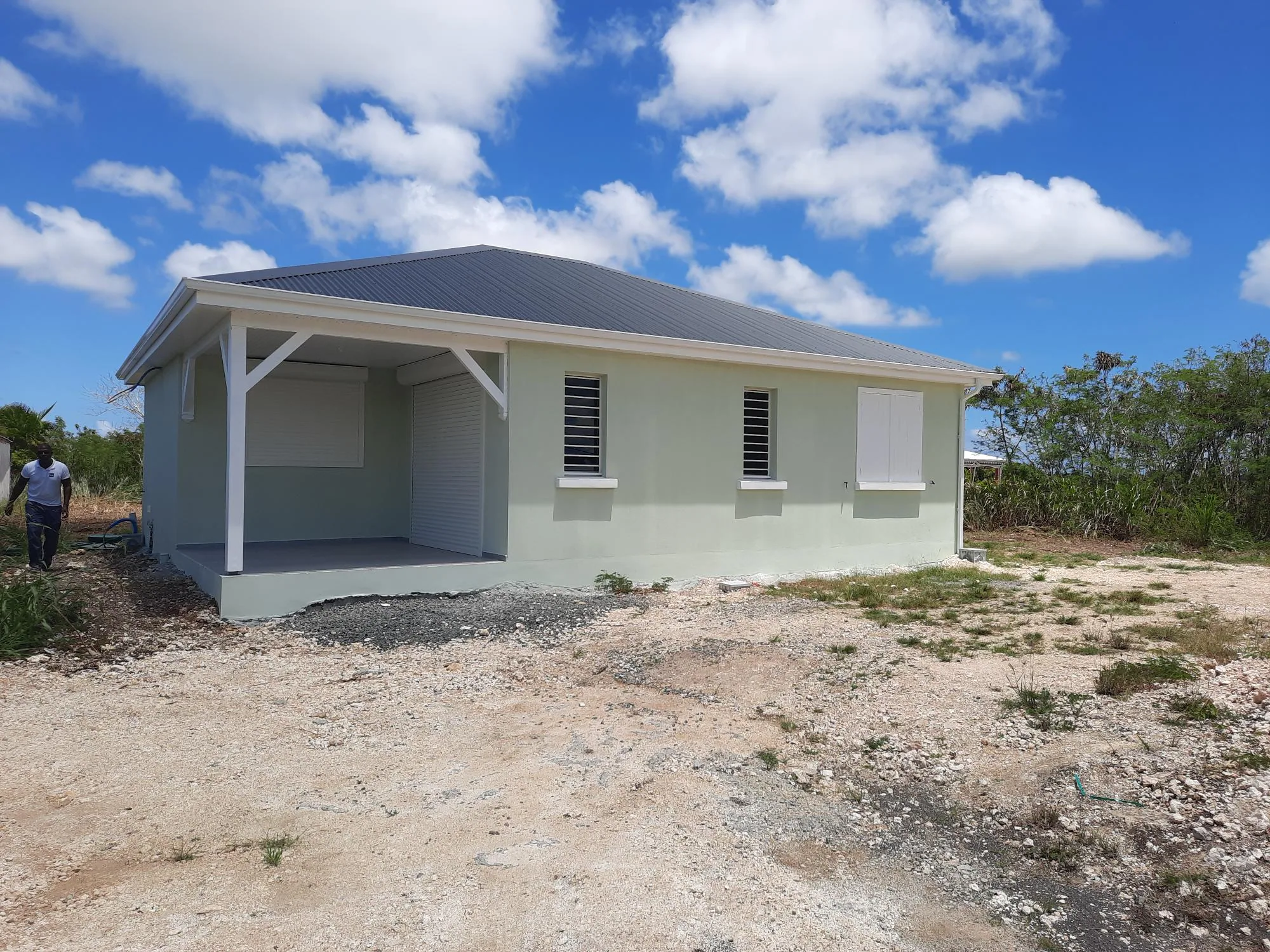 Villa Allamanda construite par GLG en Guadeloupe : maison de plain-pied de 100 m², 3 chambres, avec terrasse couverte