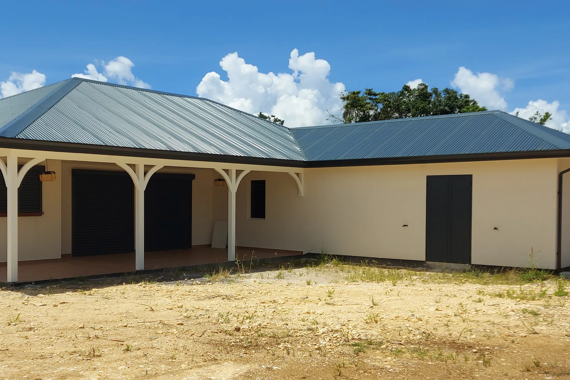 Villa Curcuma construite par GLG en Guadeloupe : maison en L de 153 m², 3 chambres, avec grande varangue
