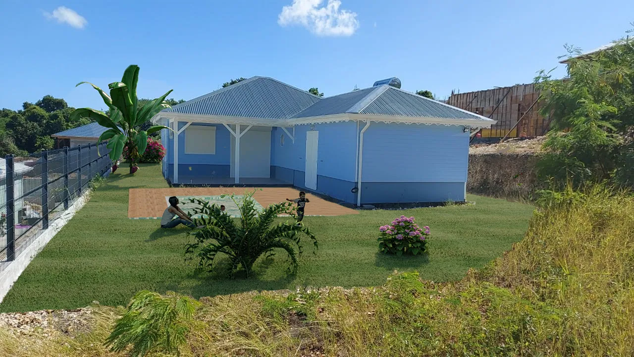 Maison bleue GLG vue depuis le jardin, toiture quatre pans et terrasse couverte
